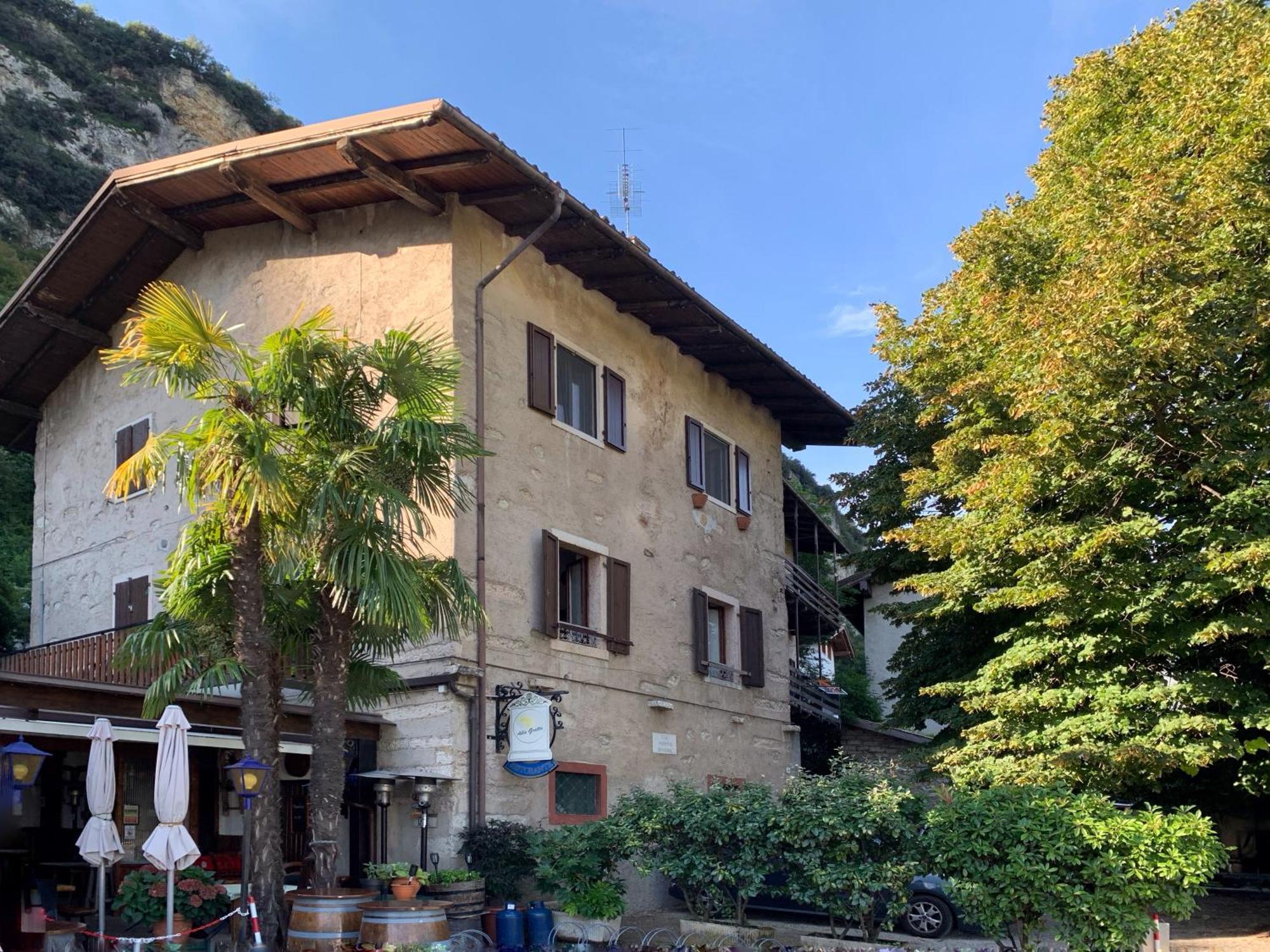 G-House Modernes Apartment Mit Tollem Ausblick Riva del Garda Luaran gambar